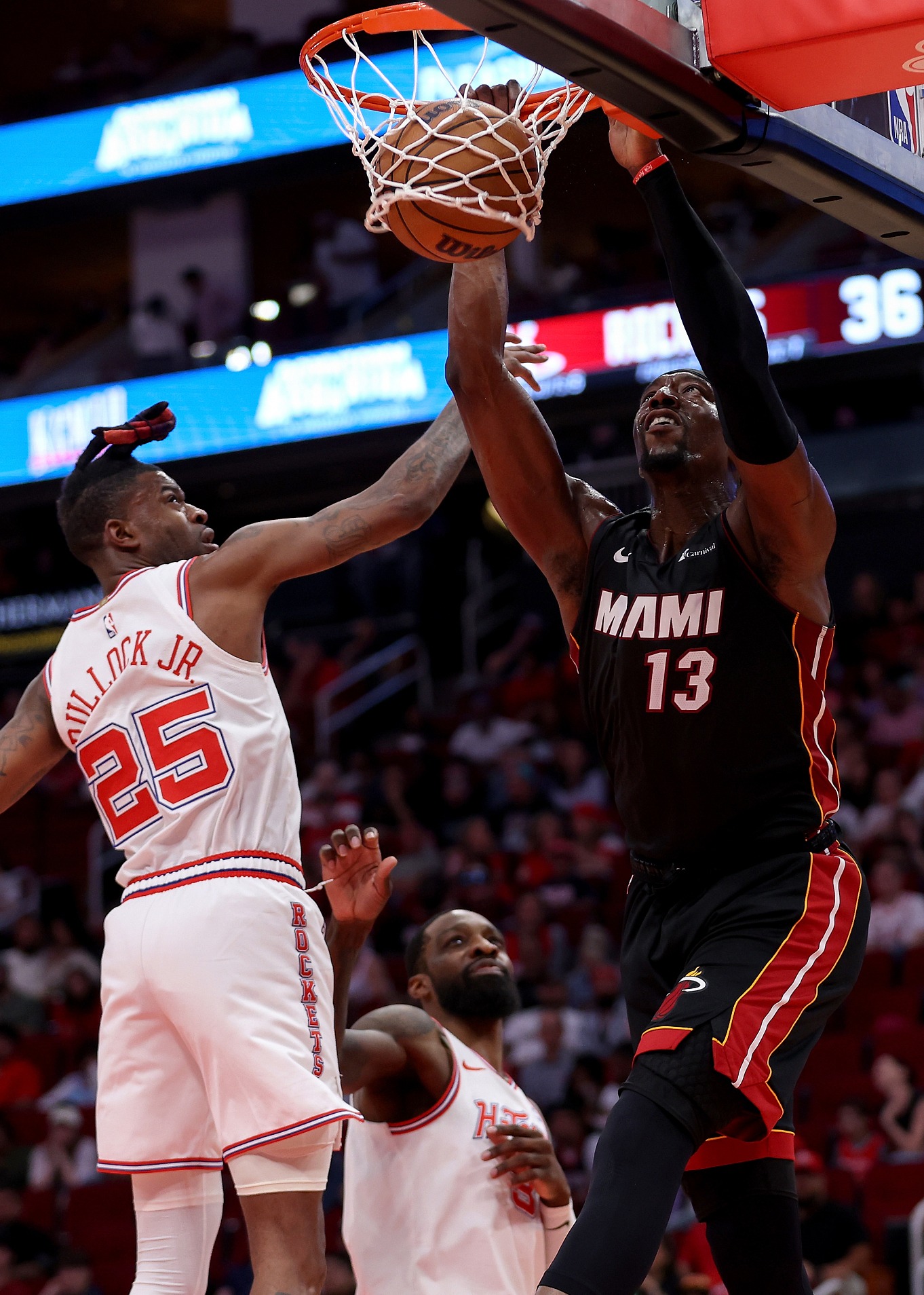 九游体育下载-赛后迈阿密热火备战NBA常规赛，手感冰凉细节曝光，话题不断，更衣室氛围转暖的简单介绍